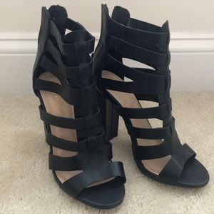 LULU’s BLOCK HEEL SANDALS
